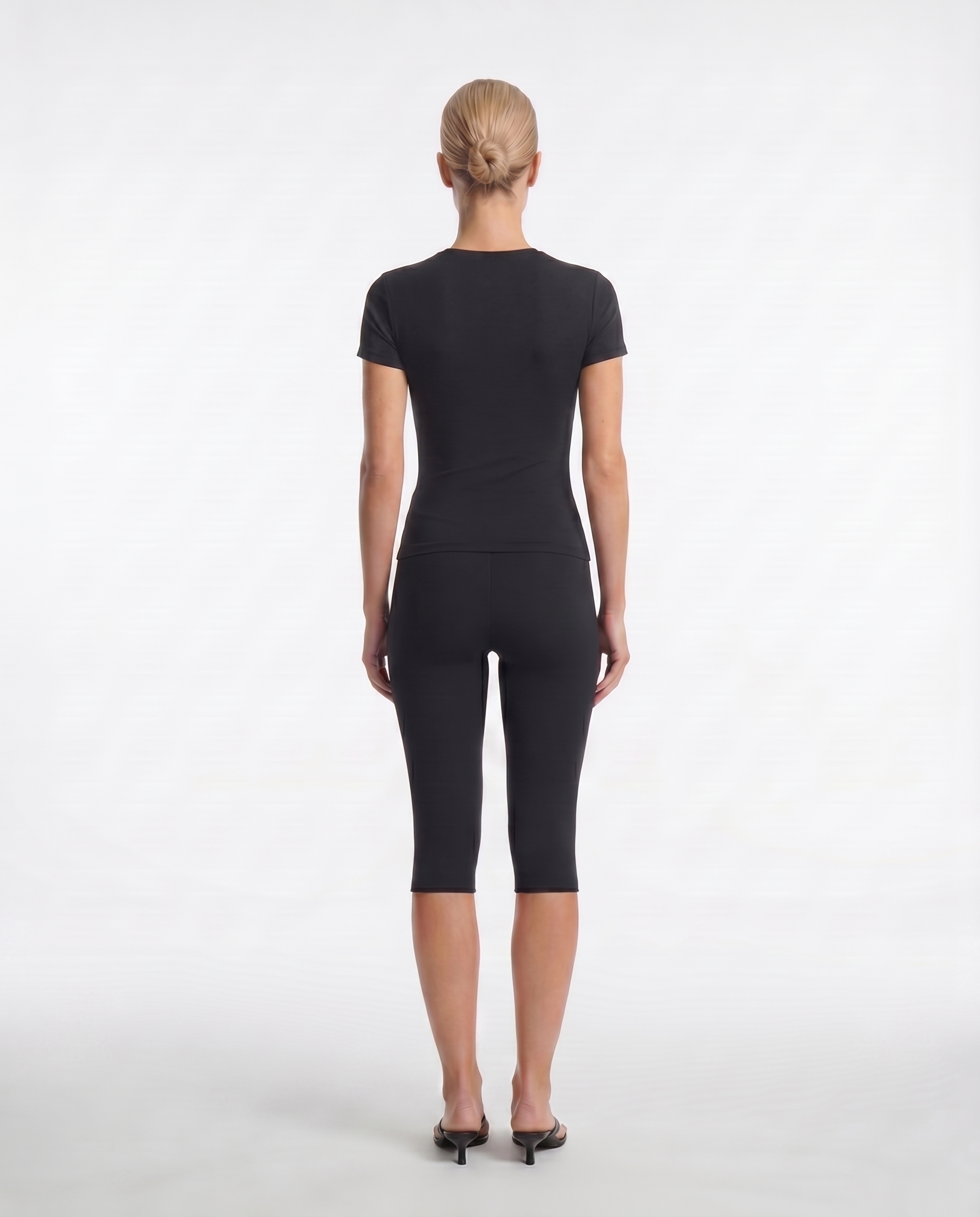 High-Waisted Form Capri